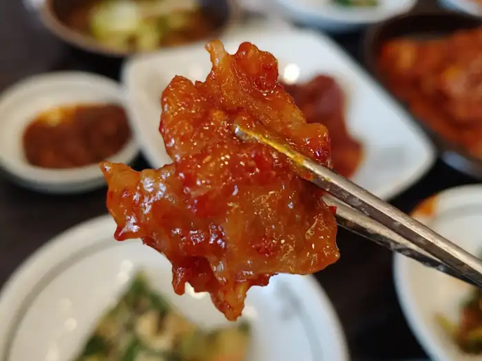윤기 자르르한 양념의 두루치기 한 점