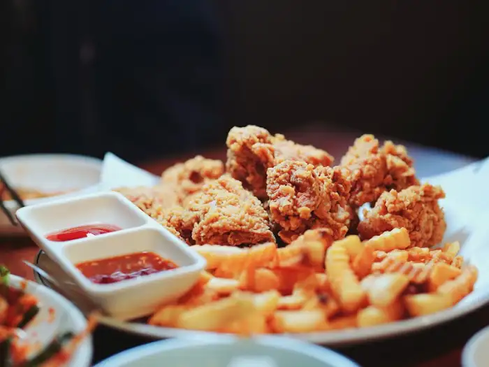 먹음직스러운 후라이드 치킨과 감자튀김