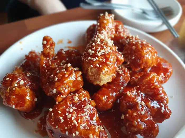 매콤달콤한 양념치킨은 남녀노소 누구나 좋아할 맛입니다.
