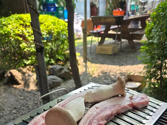 불판 위에 올려진 오겹살과 버섯