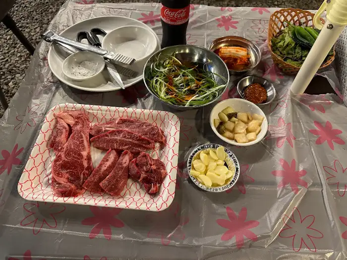 한우 모둠, 쌈 채소, 김치, 마늘, 쌈장, 파절이 등 차림상