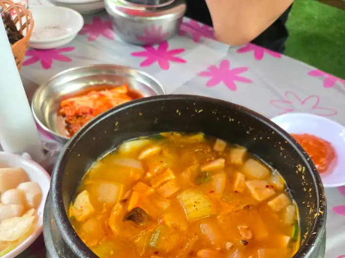 푸짐한 김치찌개
