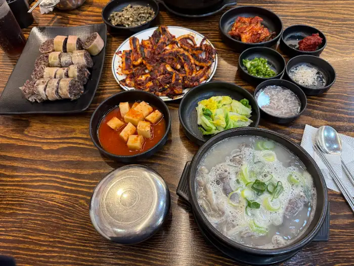 테이블에 차려진 푸짐한 식사 한상