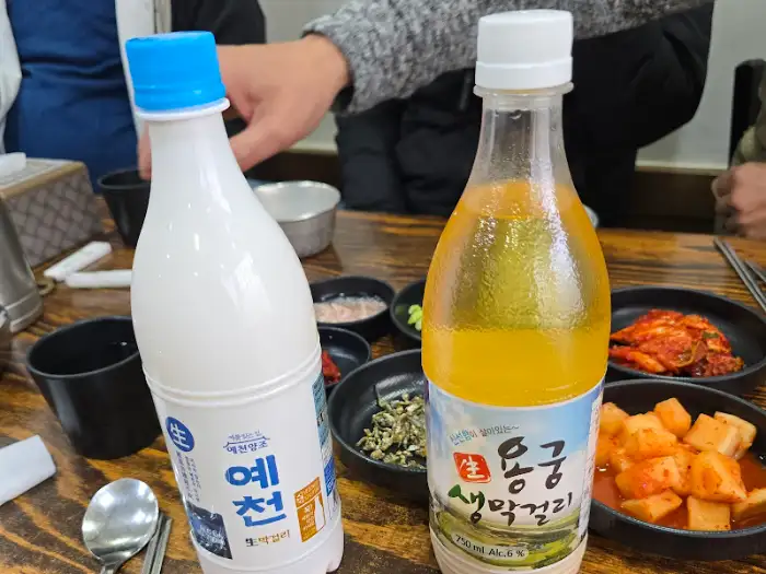 테이블 위 술병과 반찬