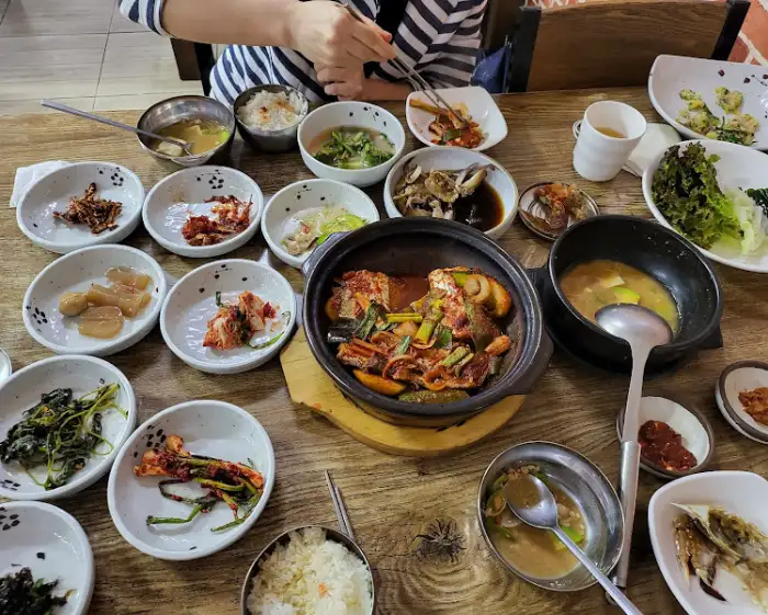 다양한 반찬과 메인 요리
