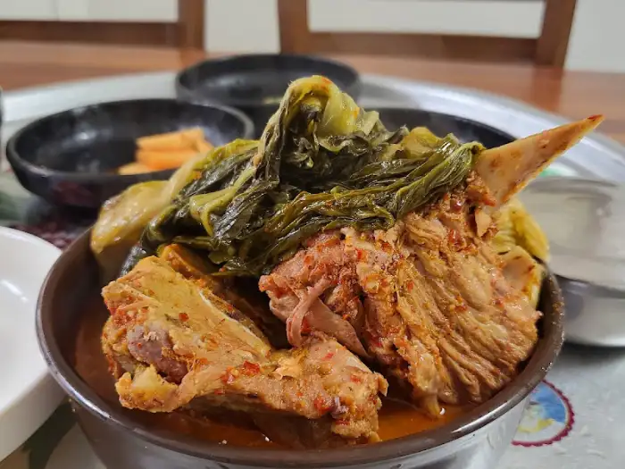 푸짐한 감자탕의 고기와 시래기 모습