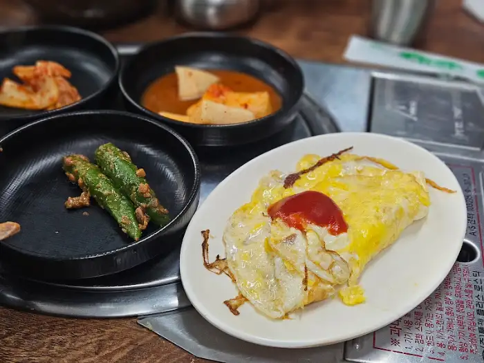 계란후라이와 곁들임 반찬 모습