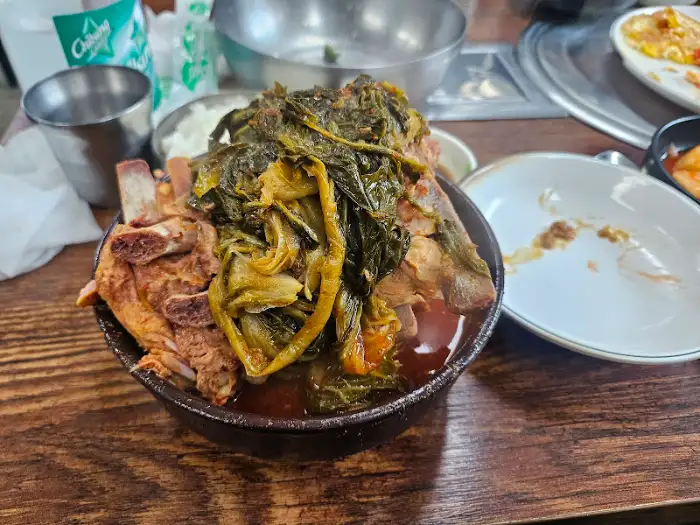 감자탕 국물과 시래기 모습