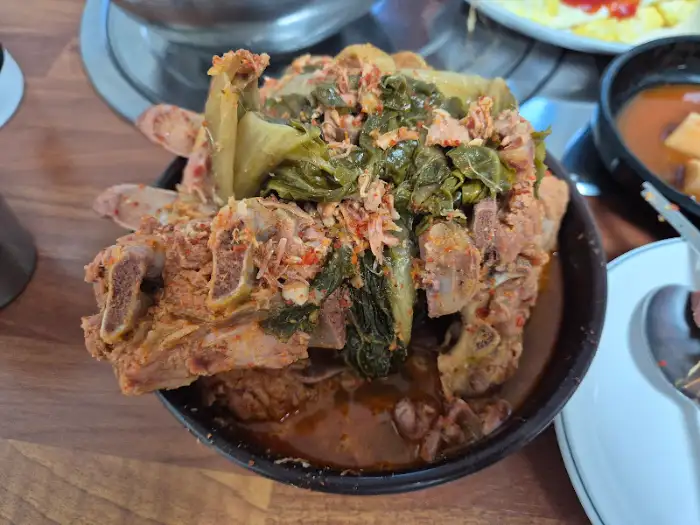 푸짐하게 담긴 감자탕 한 그릇