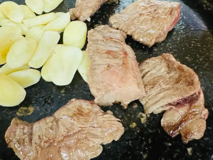 토시살이 노릇하게 구워지고 있는 모습.