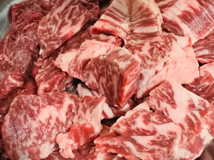 신선한 안창살이 접시에 담겨 있는 모습.