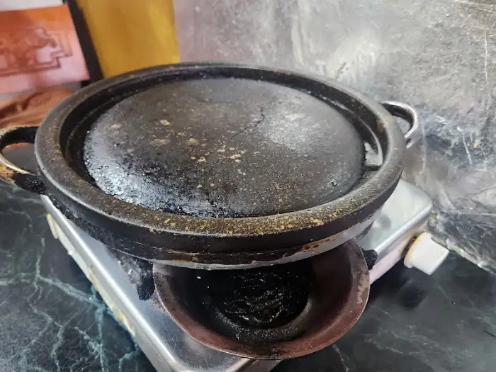 옛날식 고기 불판의 모습.