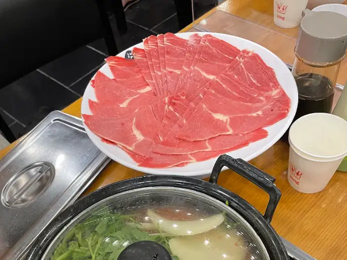정갈하게 담긴 샤브샤브용 소고기 접시