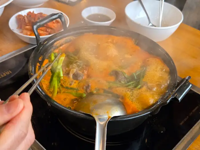 매콤한 육수에서 건져낸 샤브샤브와 채소