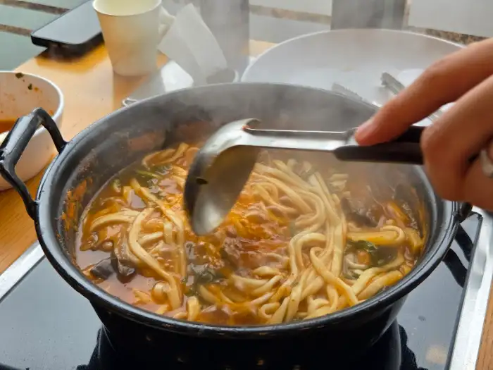 칼국수 면을 건지는 모습