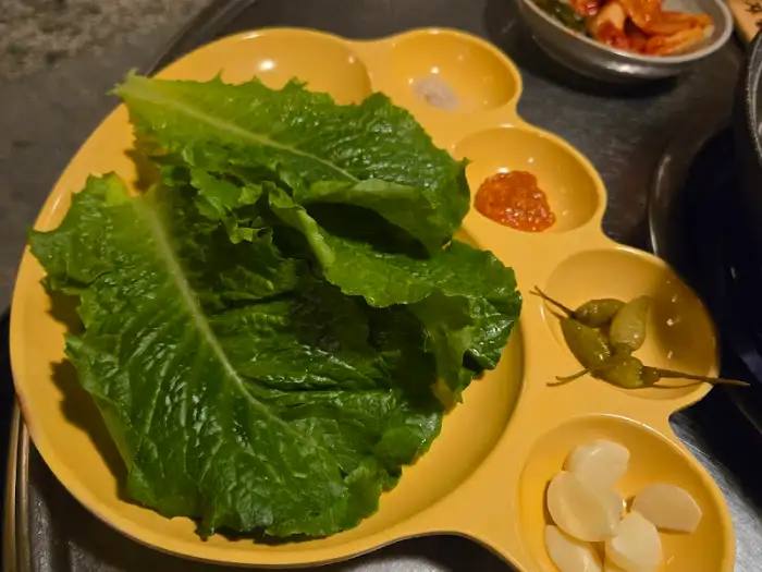 쌈 채소와 곁들임 반찬 세트