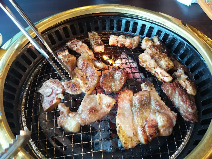 불판 위에서 지글지글 구워지는 삼겹살과 목살