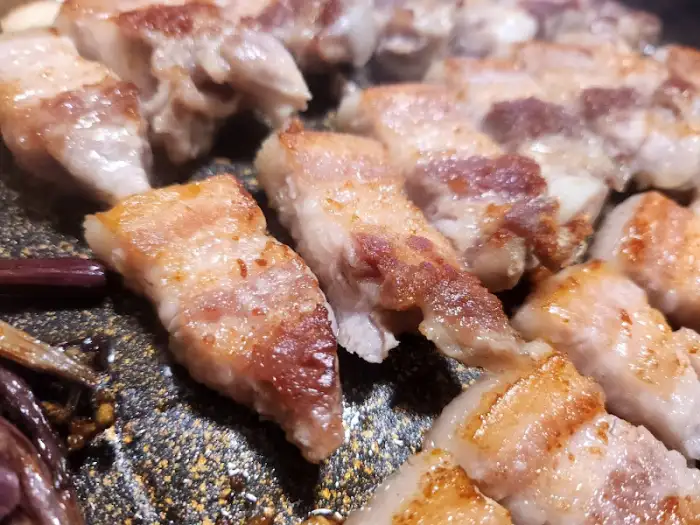 잘 익은 삼겹살 단면