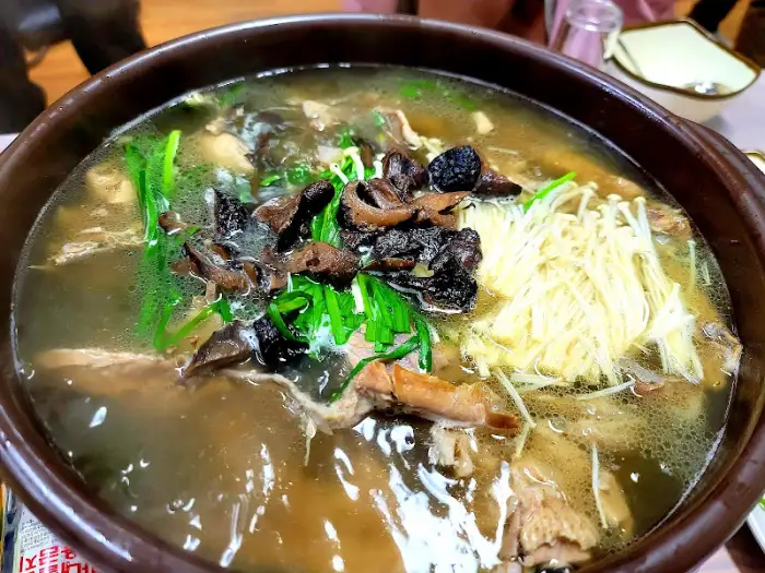 능이오리백숙 육수 클로즈업
