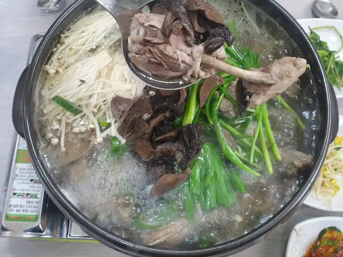 국물과 함께 떠낸 오리고기 조각