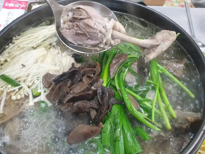 국물과 함께 떠낸 오리고기 조각 (상세)