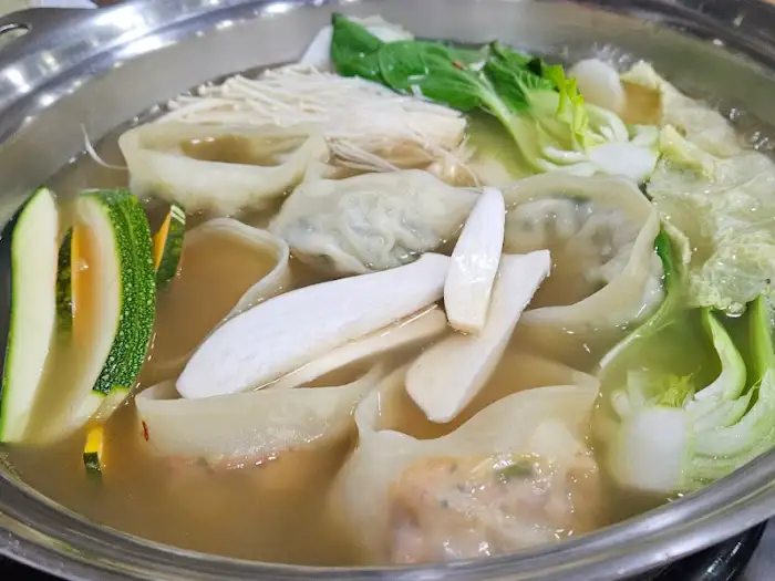 만두와 채소가 듬뿍 담긴 전골 냄비