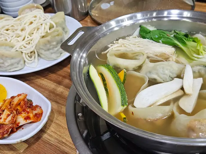 만두와 함께 곁들여진 김치