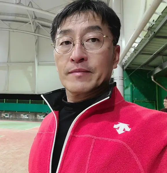 이 식당을 방문한 것으로 추정되는 사람의 모습