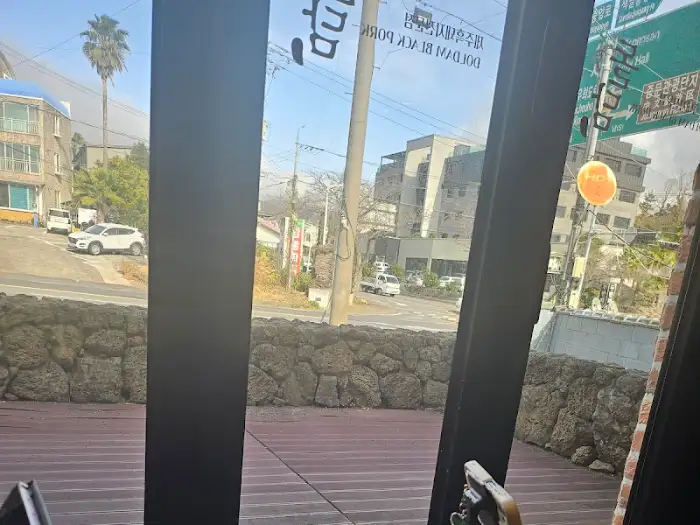 창밖으로 보이는 제주의 풍경