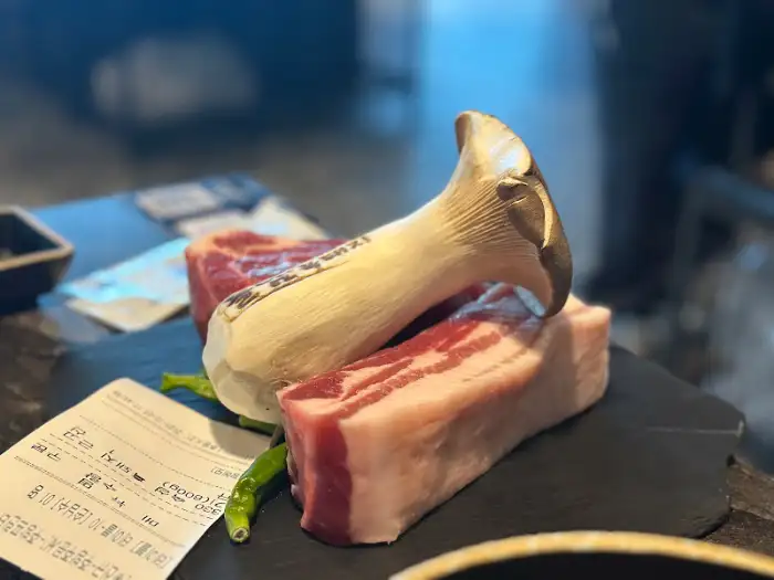 근고기, 버섯, 풋고추의 클로즈업