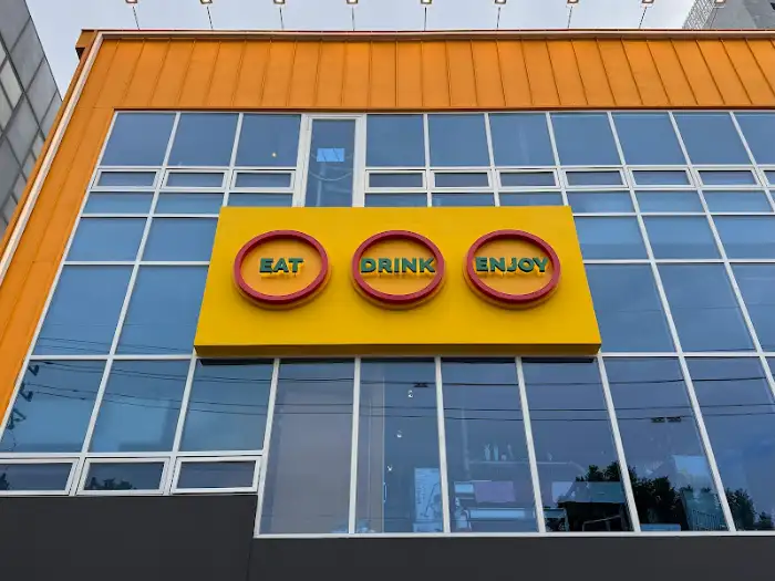 건물 외관 전경과 'EAT DRINK ENJOY' 사인