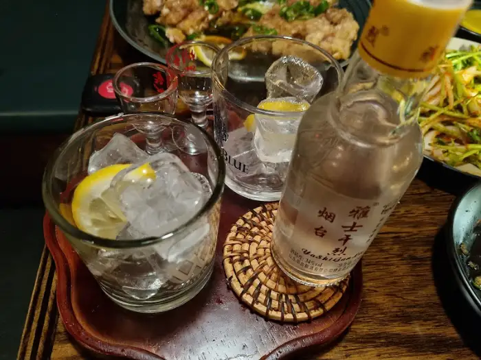 고량주와 레몬 슬라이스가 담긴 잔