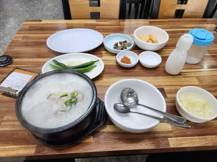 테이블에 차려진 삼계탕 한 상차림