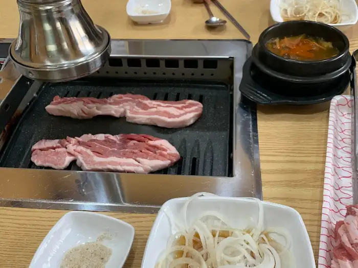 불판 위에서 구워지는 삼겹살