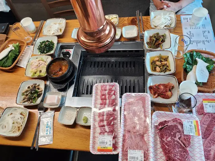 다양한 찬과 함께 준비된 식사 테이블