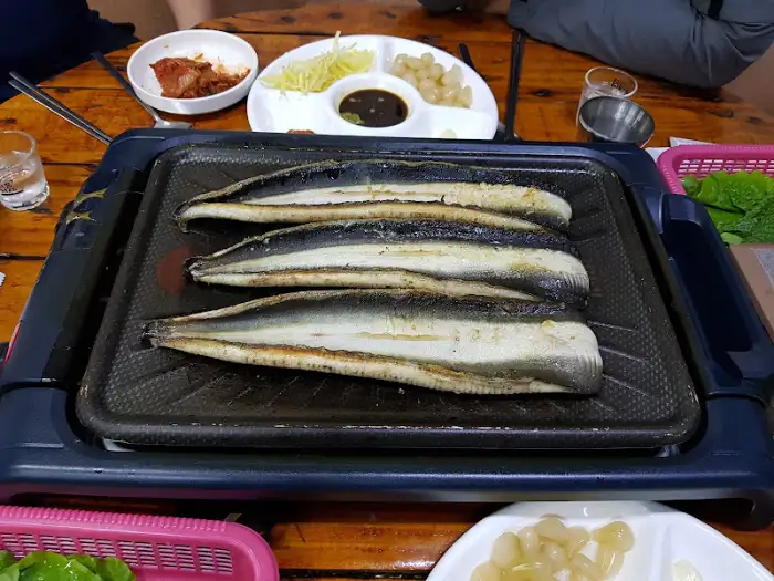프라이팬 위에 올려진 신선한 장어 4마리