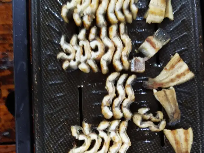 프라이팬 위에서 맛있게 익어가고 있는 장어 조각들