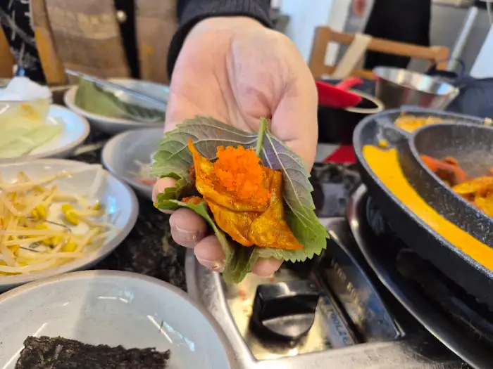 깻잎쌈에 쭈꾸미와 치즈, 날치알을 얹은 모습