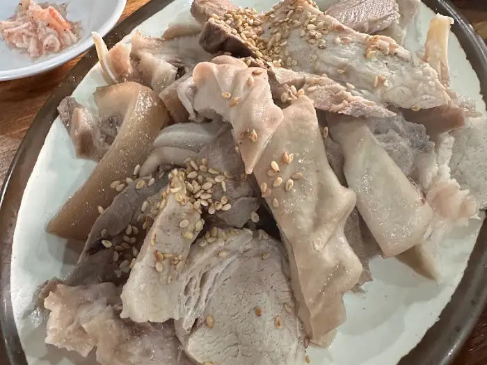 푸짐한 수육 한 접시