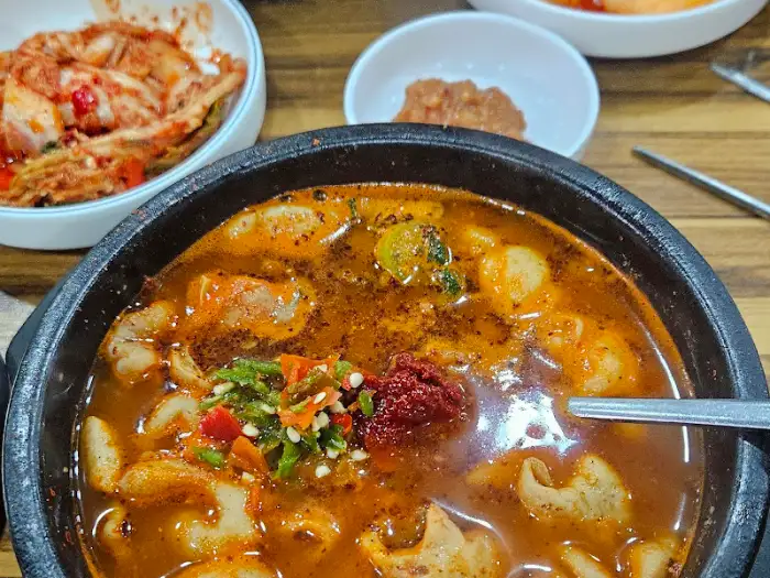 곱창 순대국에 덜어낸 양념과 건더기