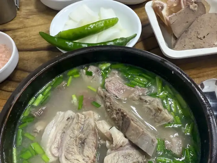 돼지국밥의 푸짐한 고기