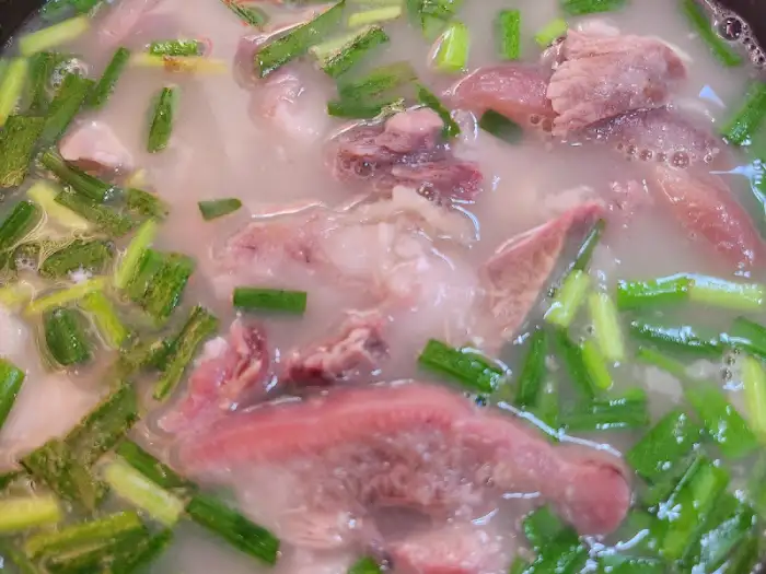 돼지국밥 속 고기 확대