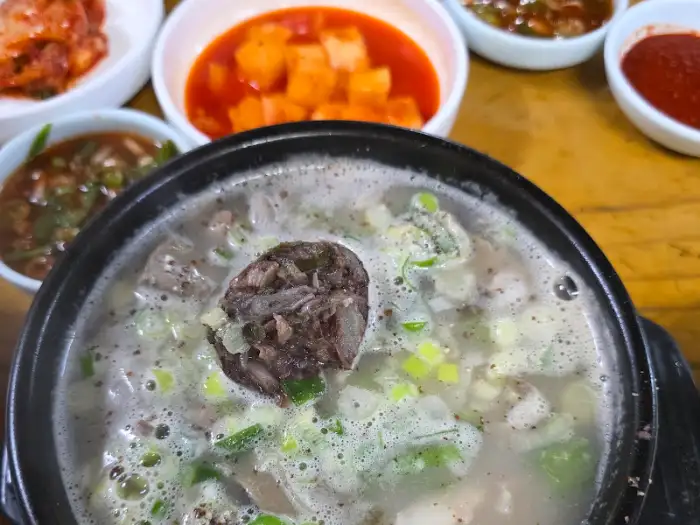 막창순대가 돋보이는 순대국밥 클로즈업