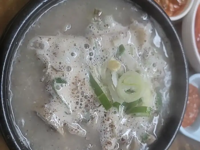국물과 건더기가 풍성한 순대국밥