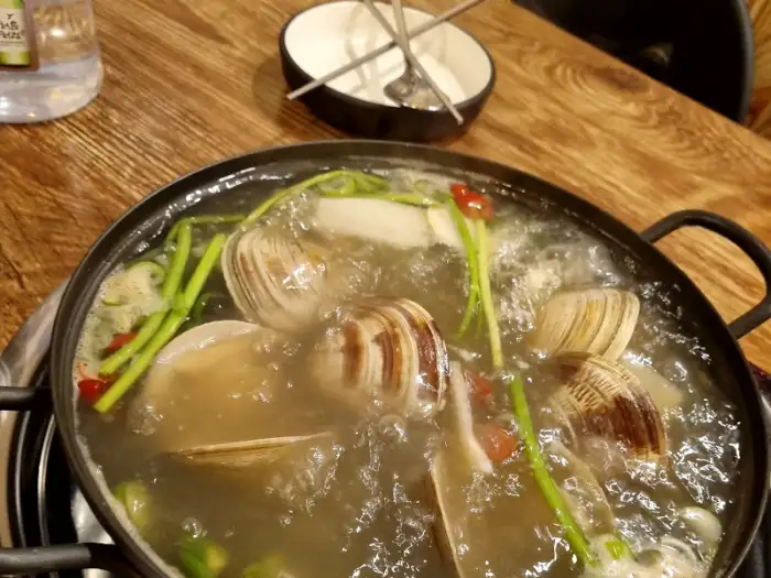 끓고 있는 조개탕 냄비 모습