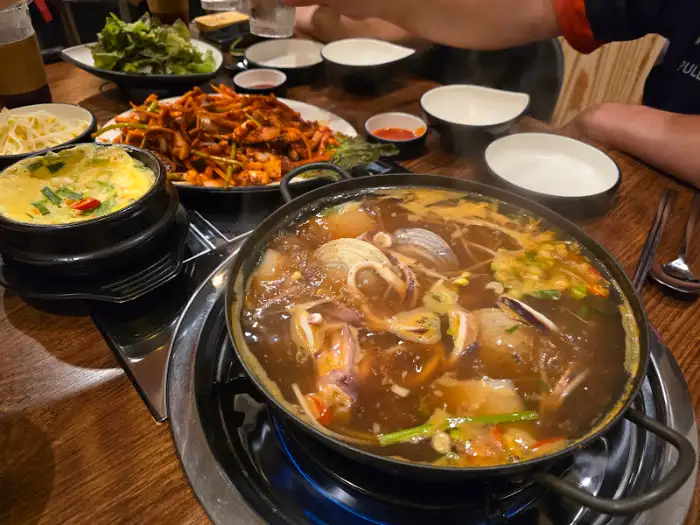 술과 함께 놓인 안주들, 음식들이 맛있어 보인다