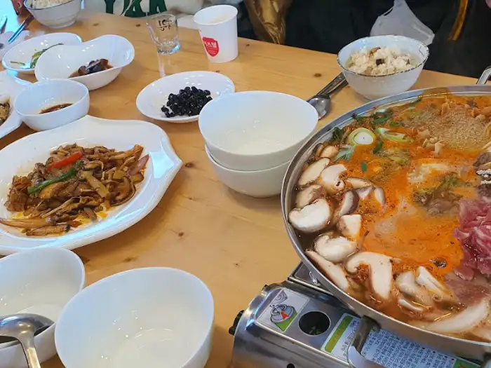 식탁에 차려진 여러 음식과 냄비