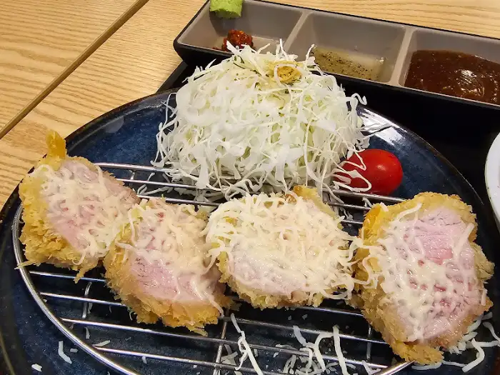 치즈 안심 가츠 단면
