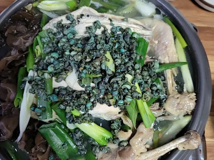 푸짐한 다슬기 백숙