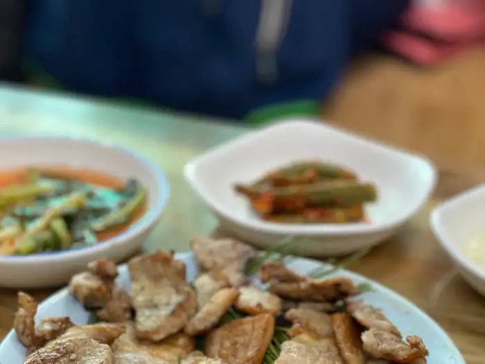 다양한 밑반찬과 쌈채소가 담긴 상차림